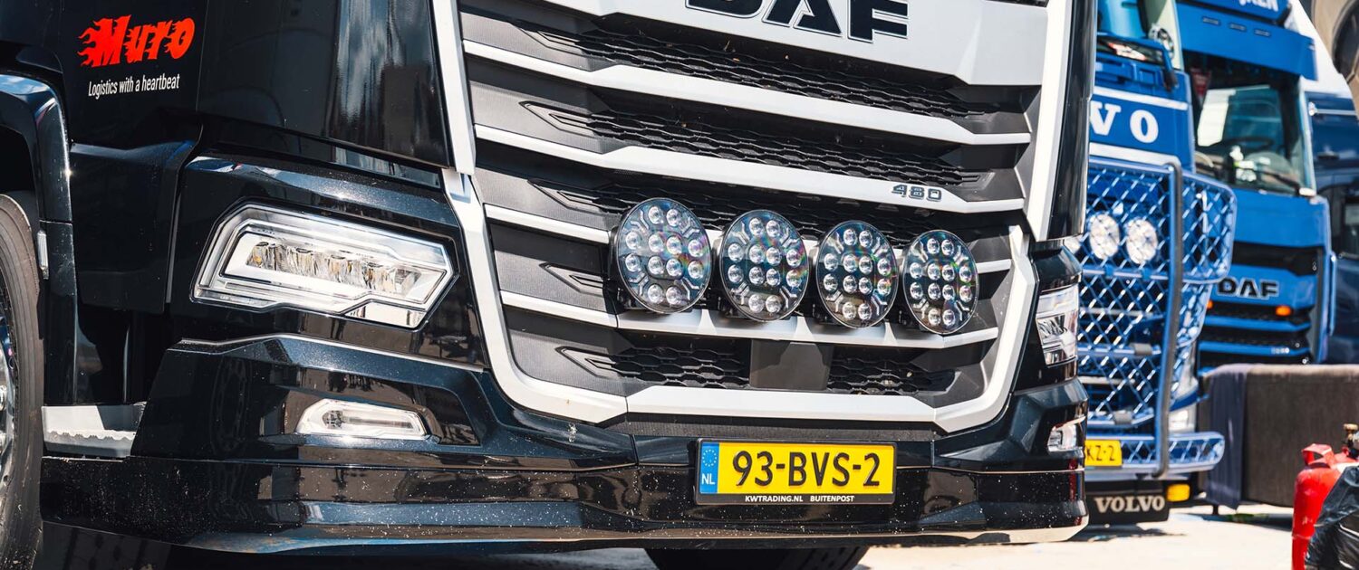Verstralers gemonteerd op Daf vrachtwagen