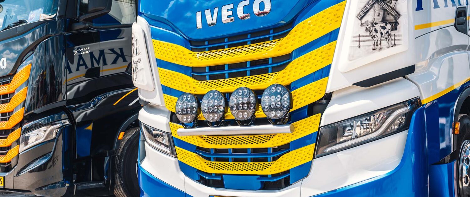 Verstralers gemonteerd op Iveco vrachtwagen